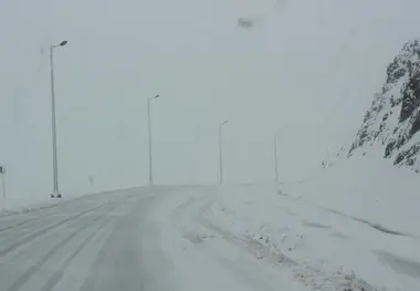 جاده سی سخت به پادنا همچنان مسدود است