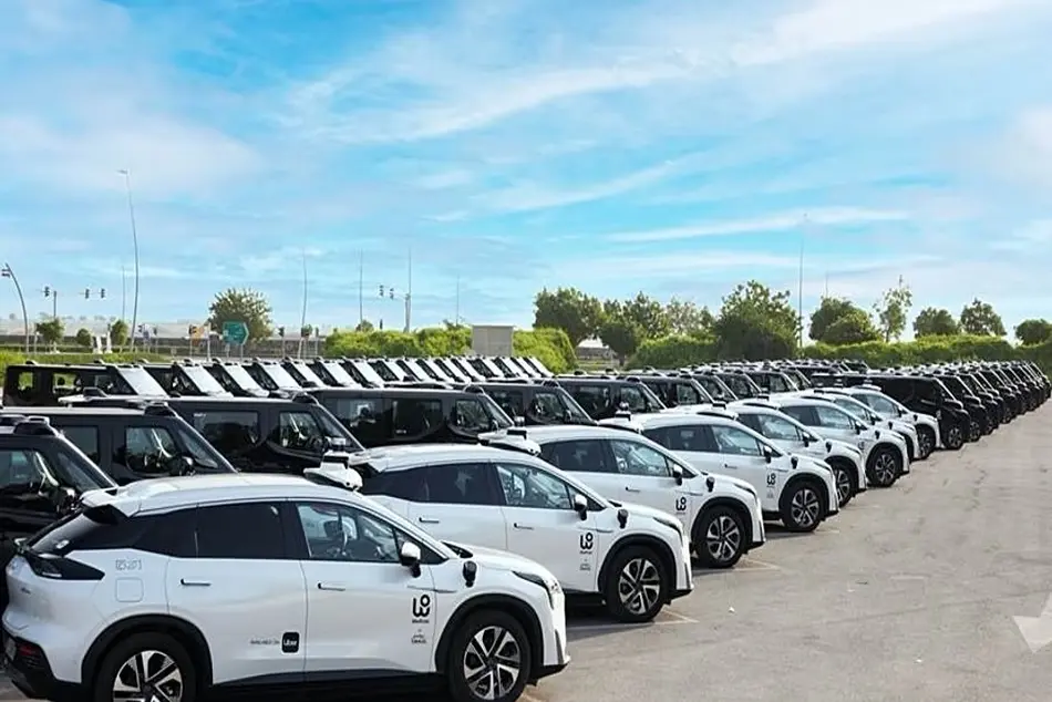 آغاز به کار ربات تاکسی های بدون راننده در ابوظبی با همکاری اوبر و ویراید