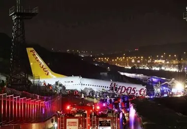 حادثه در فرودگاه استانبول؛ هواپیما نصف شد