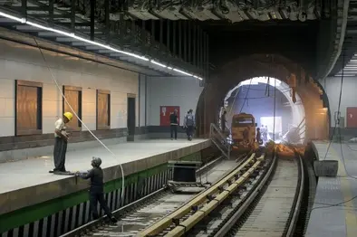 نحوه عجیب قرار دادن واگن‌ های مترو کرج در تونل + فیلم