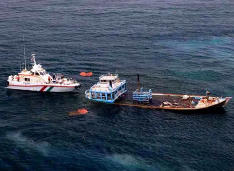 نجات جان هشت سرنشین یک لنج باری در آب های جزیره ابوموسی