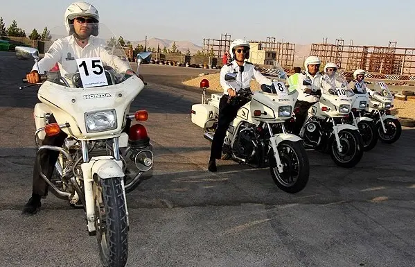 موتورسواران پلیس افتخاری، برای توقف موتورسیکلت‌های سنگین وارد عمل می‌شوند