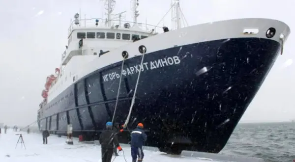 کشتی مسافری روسی در یخ گرفتار شد