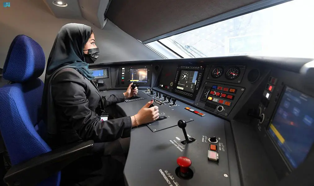 برای اولین بار ۳۲ زن عربستانی راننده قطار سریع السیر حرمین شدند