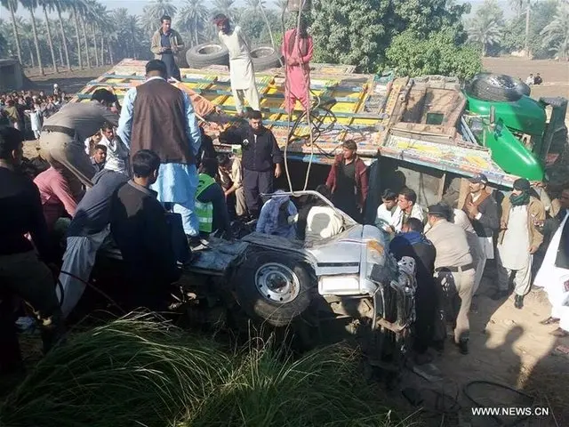 تصادف مرگبار کامیون و ون در پاکستان
