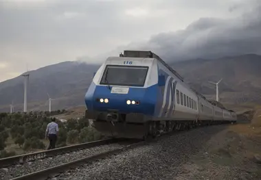 حفظ ریل راه‌آهن قم در داخل شهر باعث توسعه و آبادانی می‌شود