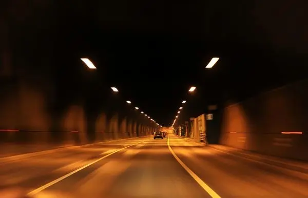 مسدودی بخشی از تونل غدیر قم با نظر راهور و برای کنترل ترافیک است