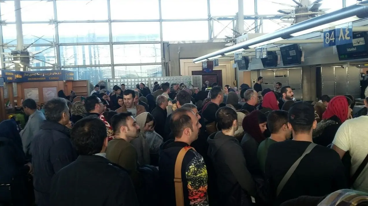 ازدحام در صف پاسپورت فرودگاه امام به دلیل حجم کنسلی پروازها