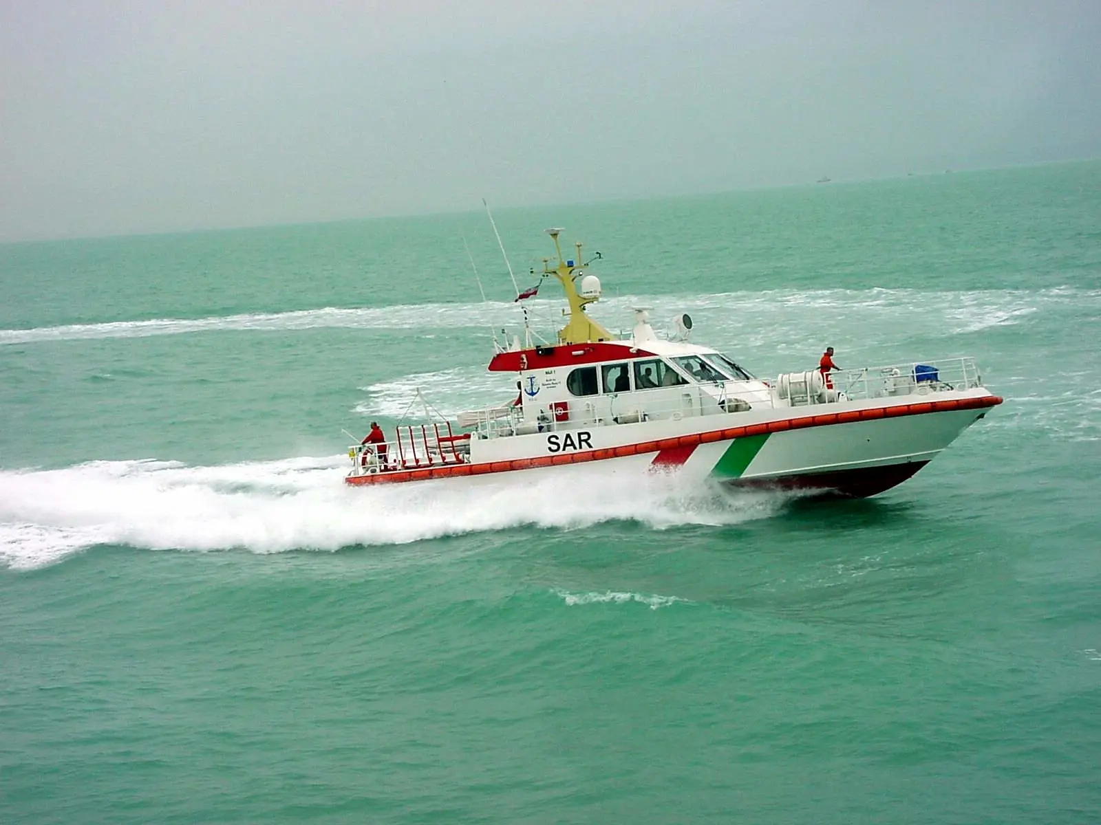 عملیات امداد رسانی به خدمه قایق صیادی