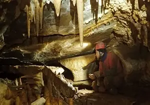 کشف غار در بَرزُک کاشان