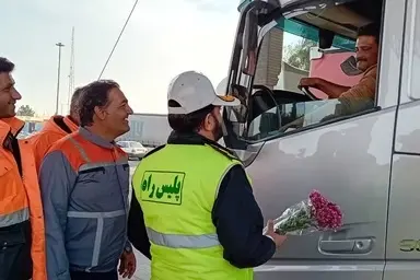 رانندگان کامیون و  راهداران آزادراه سان آرا گلباران شدند/ حرکت زیبا و دلگرم کننده فرمانده پلیس راه کاشان
