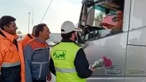 رانندگان کامیون و  راهداران آزادراه سان آرا گلباران شدند/ حرکت زیبا و دلگرم کننده فرمانده پلیس راه کاشان

