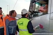 رانندگان کامیون و  راهداران آزادراه سان آرا گلباران شدند/ حرکت زیبا و دلگرم کننده فرمانده پلیس راه کاشان
