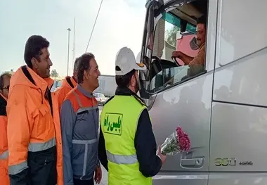 رانندگان کامیون و  راهداران آزادراه سان آرا گلباران شدند/ حرکت زیبا و دلگرم کننده فرمانده پلیس راه کاشان
