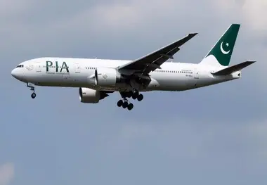 Pakistan International Airlines Boeing 777 Engine Shuts Down in Flight