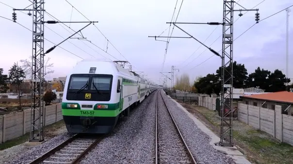 فیلم| خارج شدن قطار از ریل در ایستگاه هشتگرد