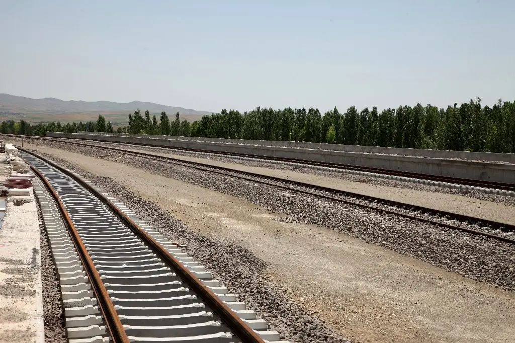 بازدید وزیر راه و شهرسازی از راه آهن خواف-هرات و اتصال دوغارون به شبکه ریلی

