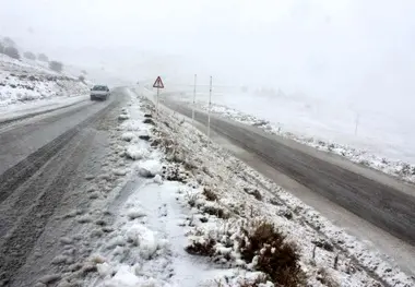 بارش برف در جاده کندوان / رانندگان با احتیاط رانندگی کنند