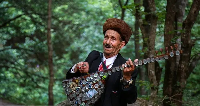 80-year-old musician entertains tourists in northwestern Iran