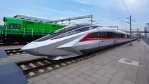 چین قطاری با سرعت ۴۵۰ کیلومتر به خطوط راه آهن وارد می کند
