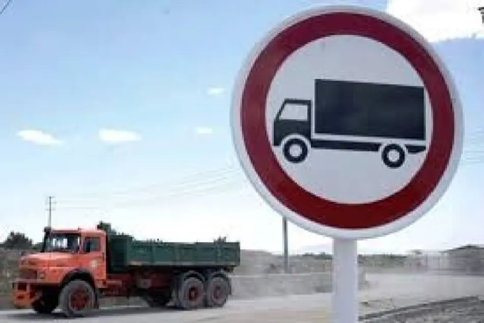 تردد وسایل نقلیه سنگین در جاده کاشمر کوهسرخ موقتاً ممنوع شد