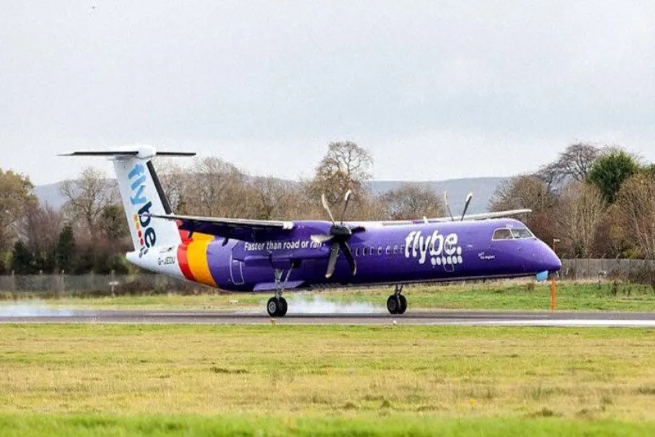 Flybe de Havilland Dash 8 Lands Without Nose Gear