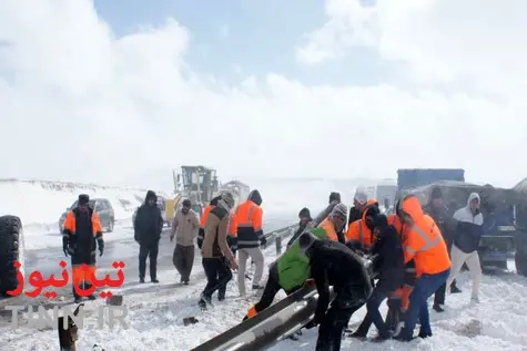 امداد رسانی در جاده های برفی آذربایجان شرقی