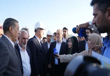 رییس جمهوری و وزیر راه و شهرسازی از بخش های مختلف فاز اول بندر شهید بهشتی چابهار بازدید کردند 

