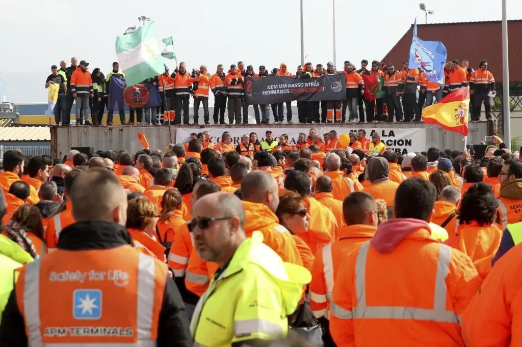 کارگران بنادر اروپا 2 ساعت اعتصاب خواهند کرد