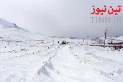 تلاش راهداران برای بازگشایی جاده‌ها در استان آذربایجان غربی
