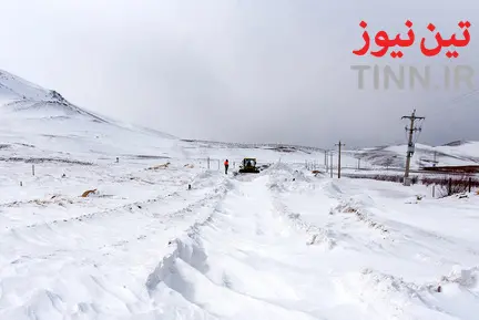تلاش راهداران برای بازگشایی جاده‌ها در استان آذربایجان غربی