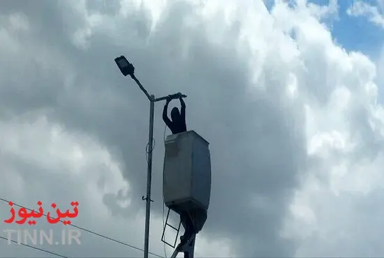 گزارش تصویری | نصب چراغ های روشنایی و سیم کشی روشنایی در محور شاهرود آزادشهر، در شرق استان سمنان(شاهرود)