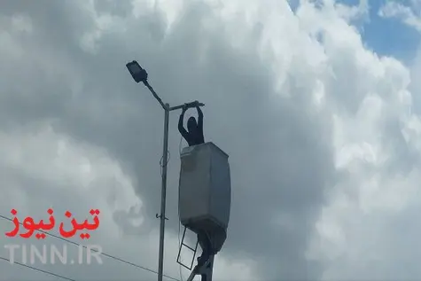 گزارش تصویری | نصب چراغ های روشنایی و سیم کشی روشنایی در محور شاهرود آزادشهر، در شرق استان سمنان(شاهرود)