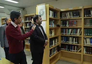 مدیر عامل هواپیمایی جمهوری اسلامی ایران از کتابخانه ۴۸ ساله 