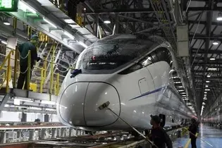 فیلم| به چه دلیل روی برخی قطارهای چینی‌ می‌ پاشند!؟