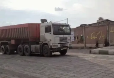 رفتار خطرآفرین راننده تریلی در جاده شهریار/بازی با جان مردم