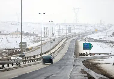 بارش برف و مه گرفتگی در گردنه های قزوین؛ هشدار راهداری به رانندگان