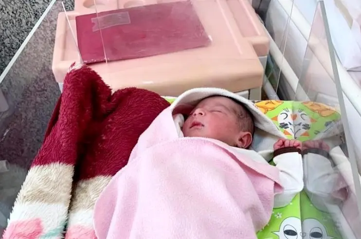 تولد یک نوزاد دختر در ایستگاه مترو دروازه دولت + عکس