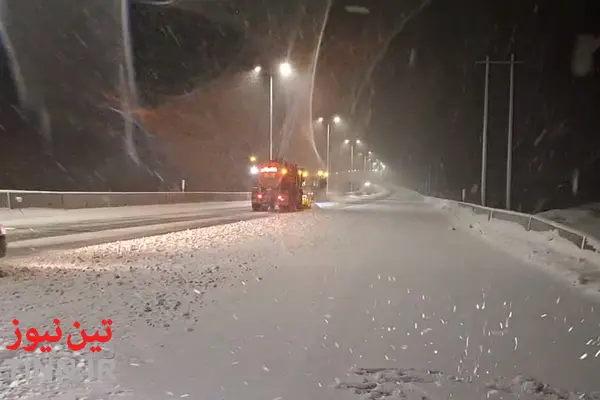 عملیات برف روبی در قطعه 206 آزادراه شیراز اصفهان 