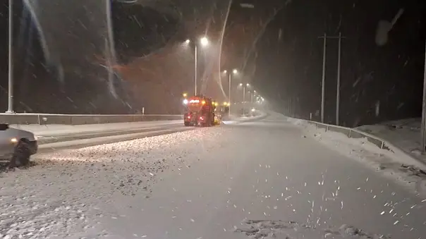 عملیات برف روبی در قطعه 206 آزادراه شیراز اصفهان 