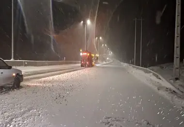 عملیات برف روبی در قطعه 206 آزادراه شیراز اصفهان 