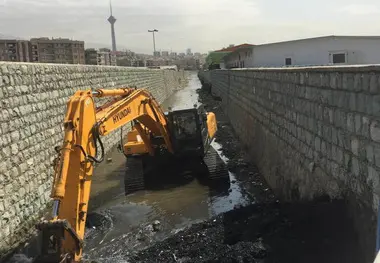 استخراج ۳۰۰ کامیون شن از کانال زیر بزرگراه همت 