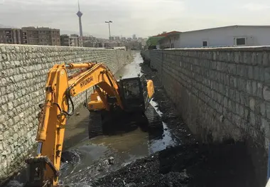 استخراج ۳۰۰ کامیون شن از کانال زیر بزرگراه همت 