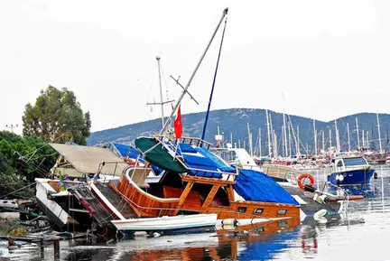 آتش سوزی در بندر صیادی کنگان - بوشهر 