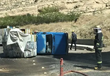 
خودروی حامل کندوی زنبور عسل واژگون شد
