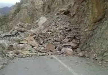 بازگشایی چند محور مسدود شده بر اثر ریزش سنگ در ملکشاهی