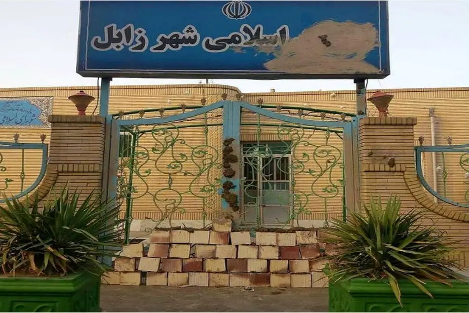 مردم زابل درب شورای‌شهر را گل گرفتند + تصاویر