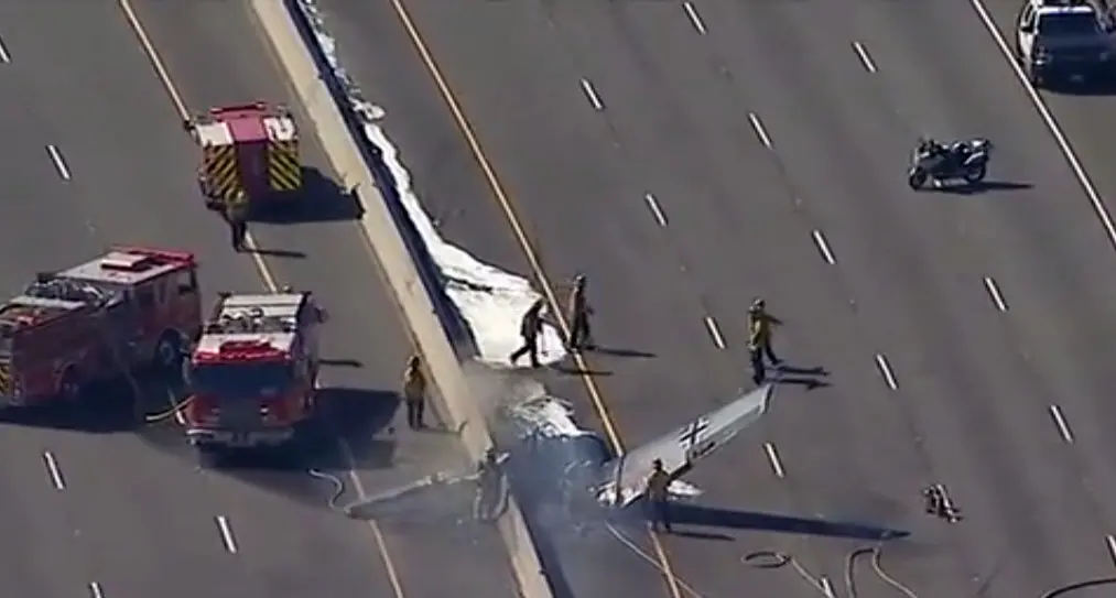 سقوط هواپیما روی بزرگراه در آمریکا
