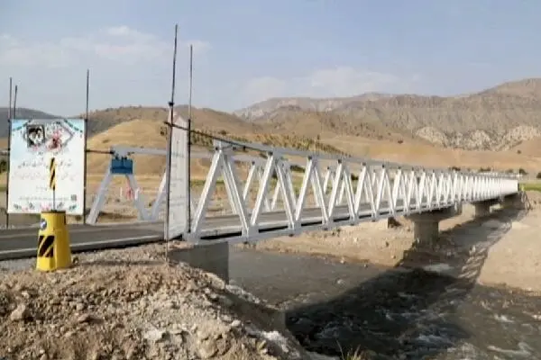 پل شهدای ارتش شهرستان لرستان زیر بار ترافیک 