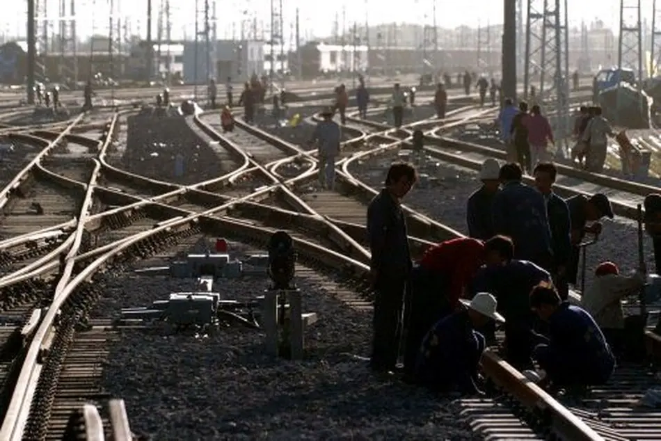 Tracklaying begins on Xinjiang - Qinghai Railway 